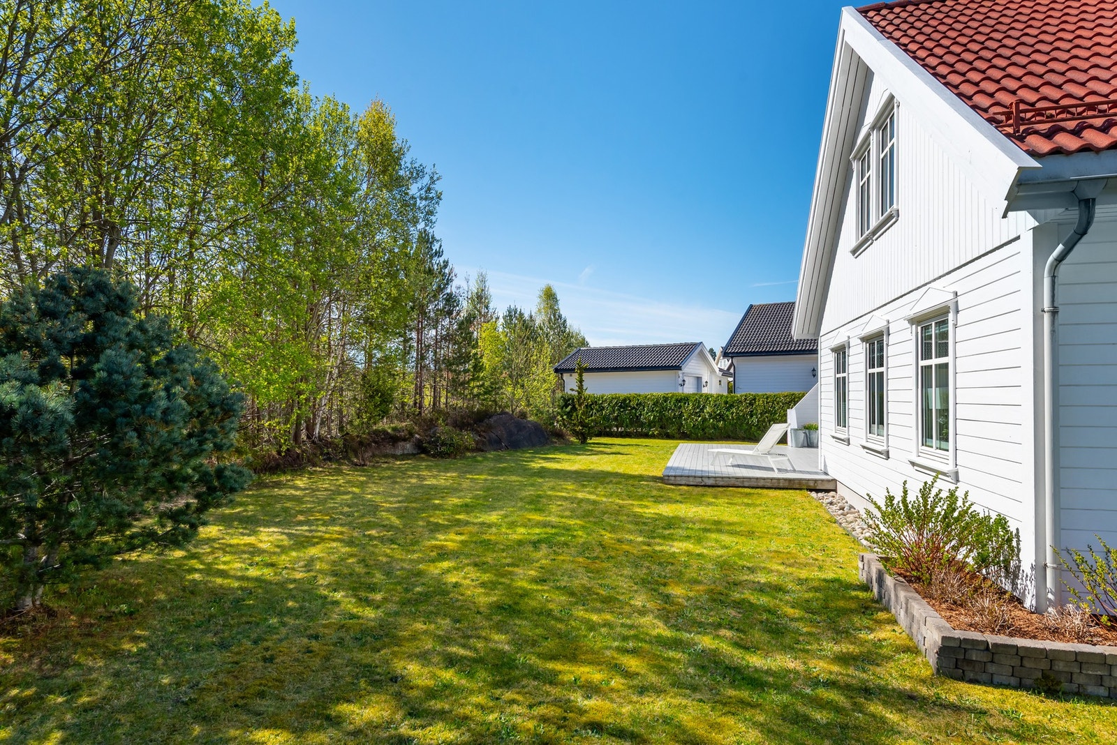 Her har en flere fine uteplasser og det er bare å flytte seg etter solen! Galleribilde