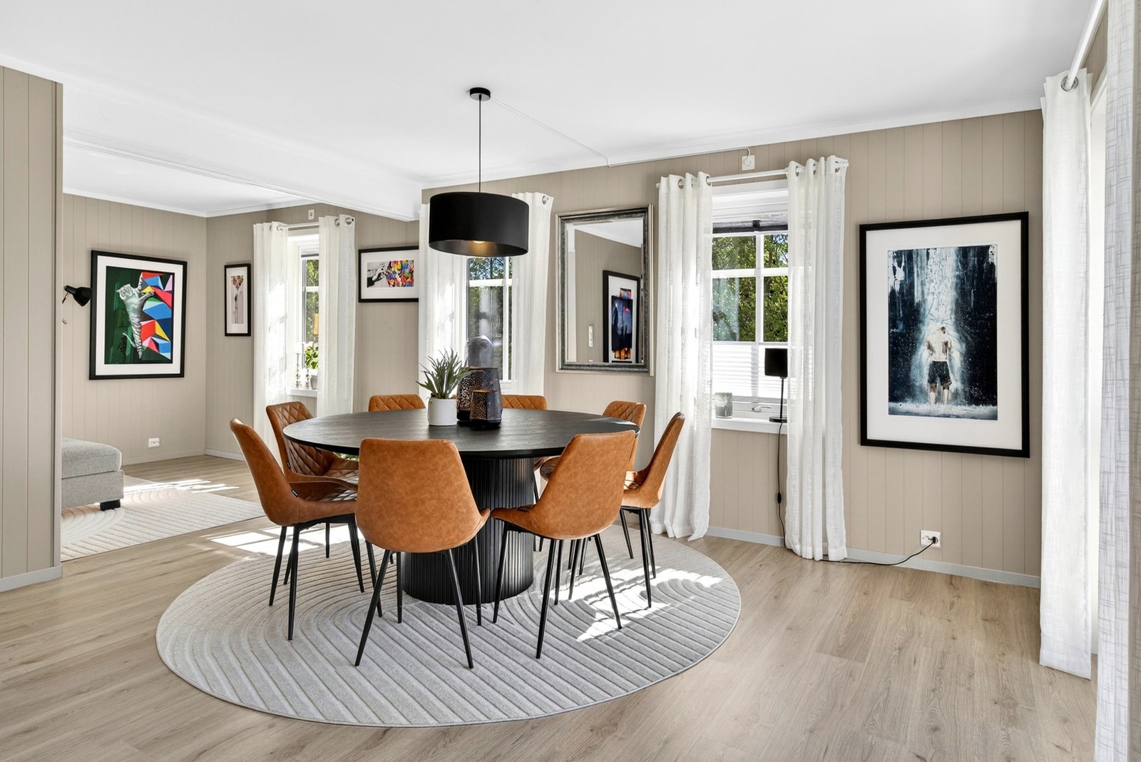 God plass til spisegruppe. Galleribilde