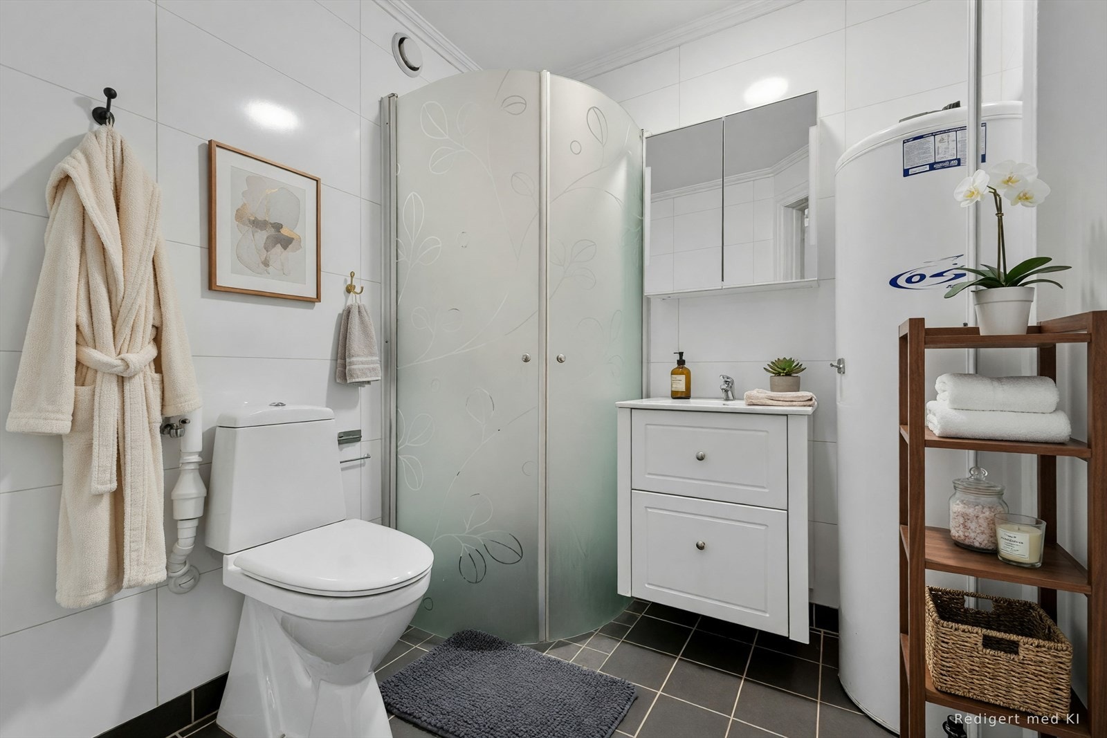 Badet er fra 2018 med varmekabler i gulv og opplegg for vaskemaskin. Galleribilde