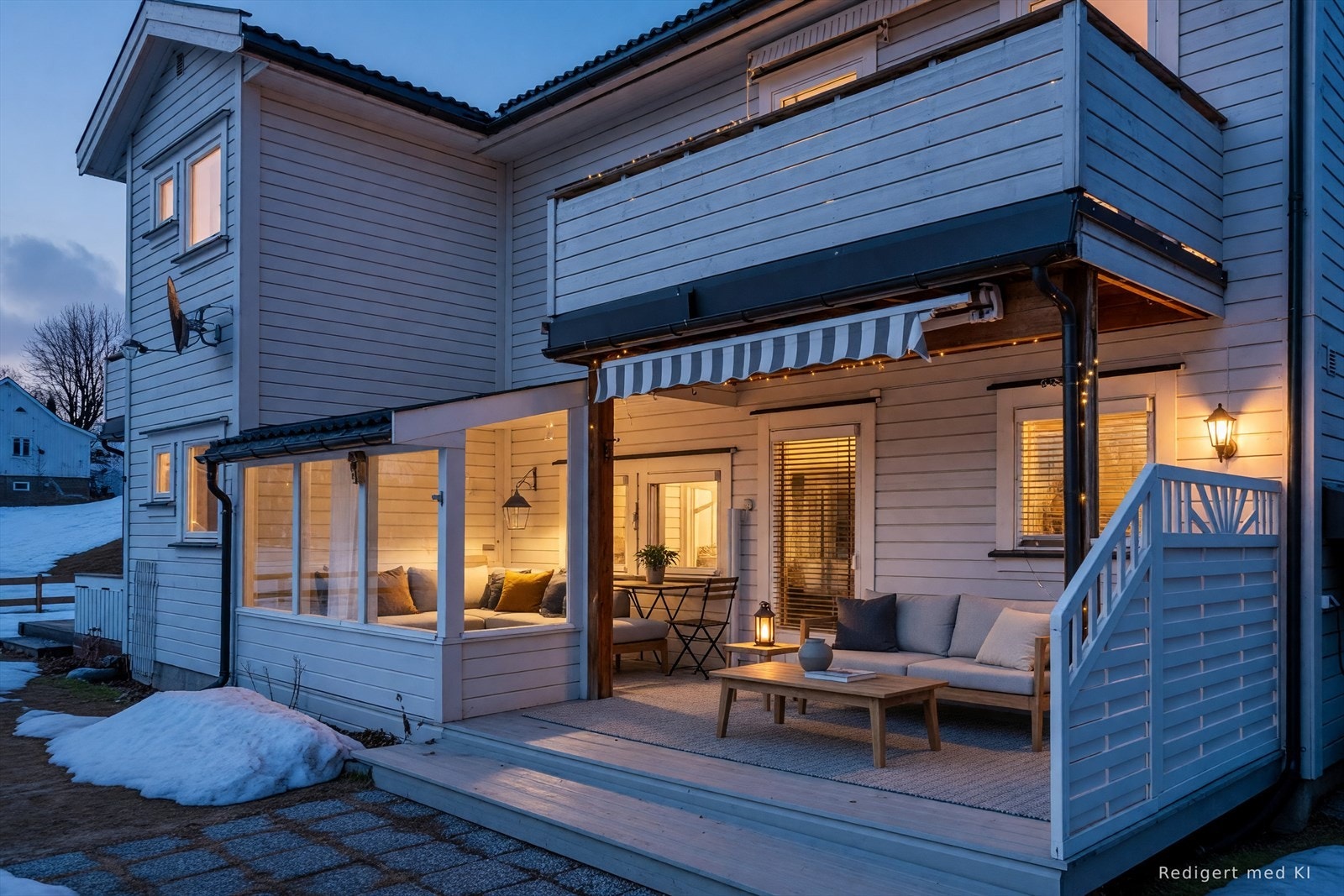 Fra stuen er det utgang til solrik, overbygd terrasseplatting med vinterhage fra 2015. Galleribilde