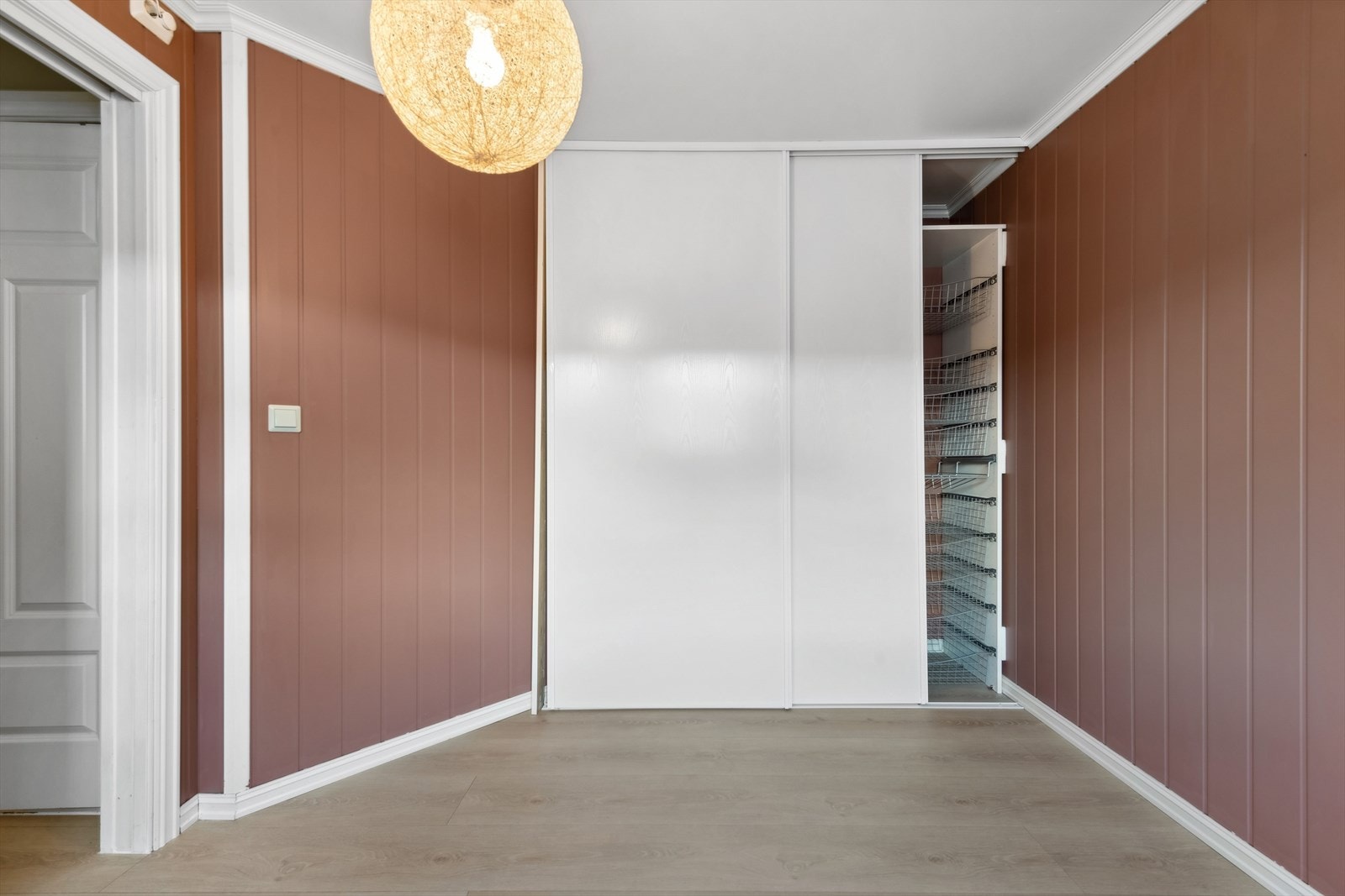 Hovedsoverommet har et stort garderobeskap med god plass til oppbevaring. Galleribilde