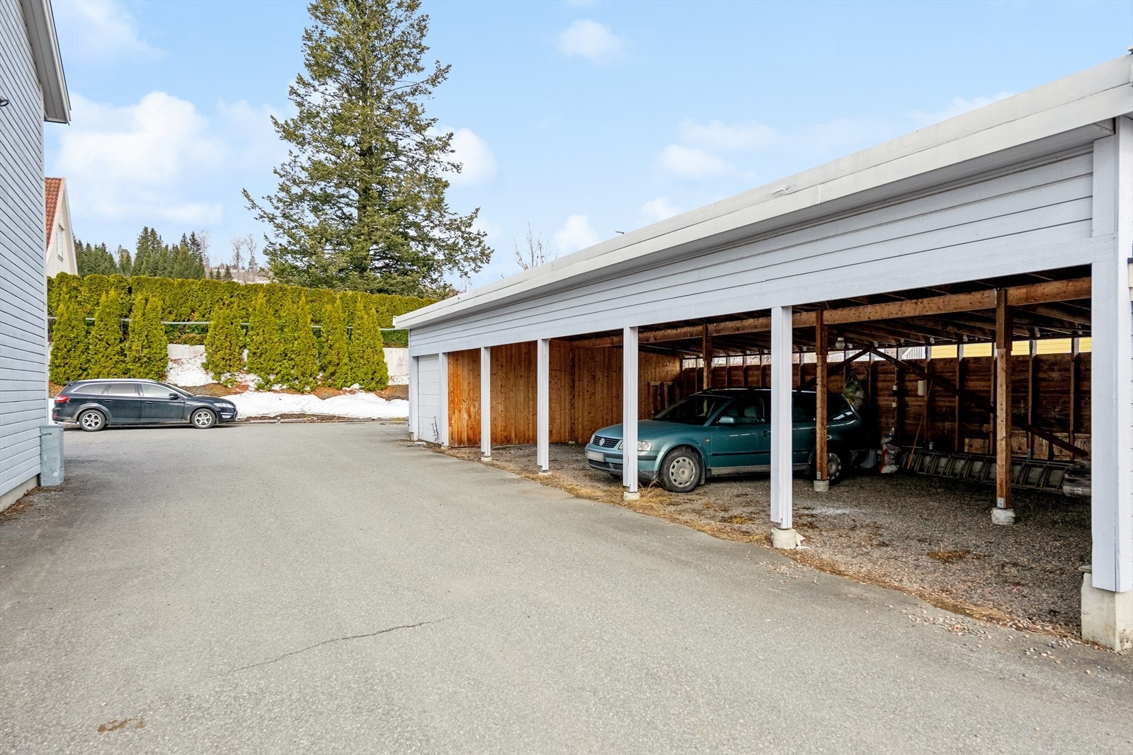 Parkering i felles carport-rekke. Galleribilde