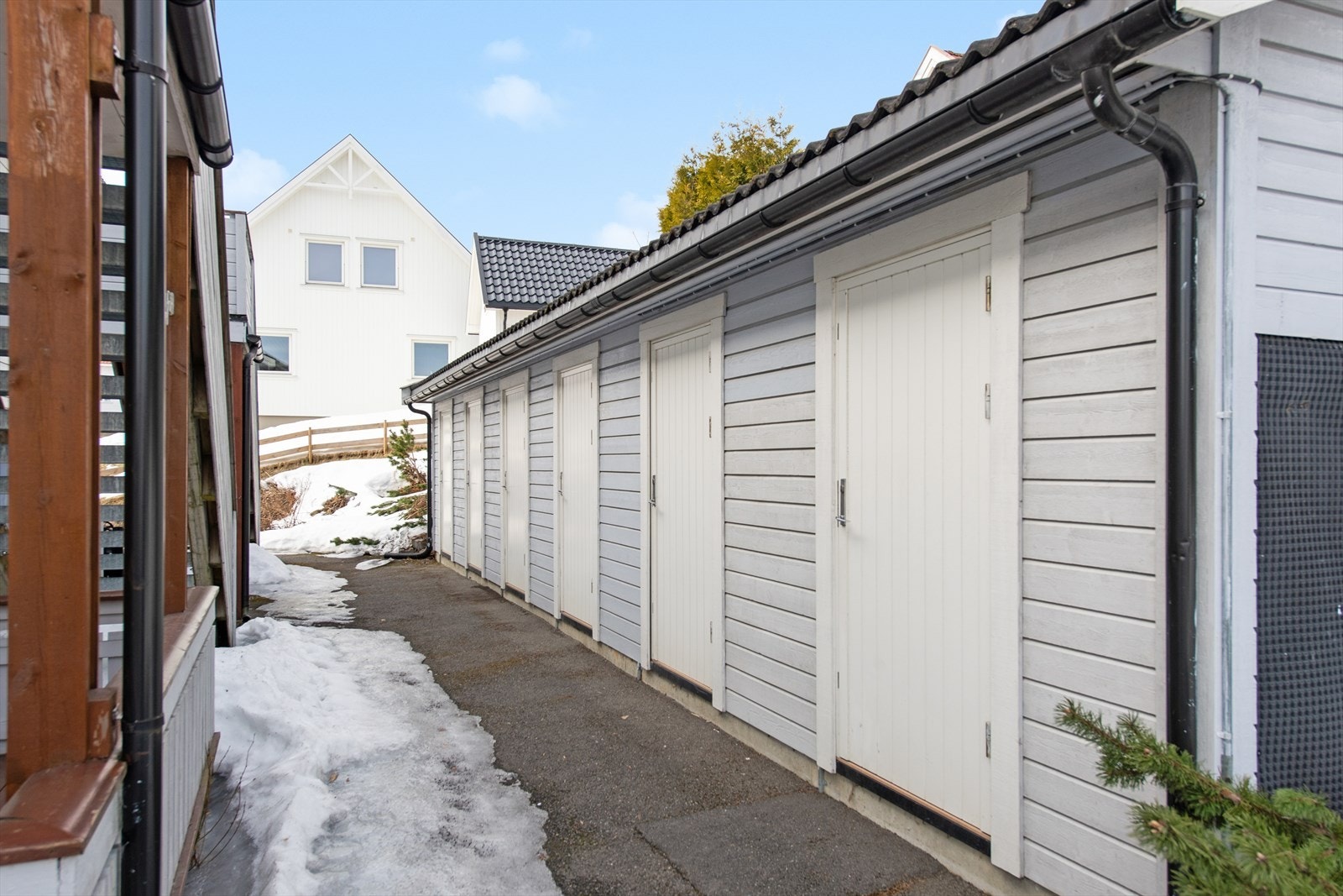 Utvendig bod i rekke plassert rett ved inngangsdøra. Galleribilde