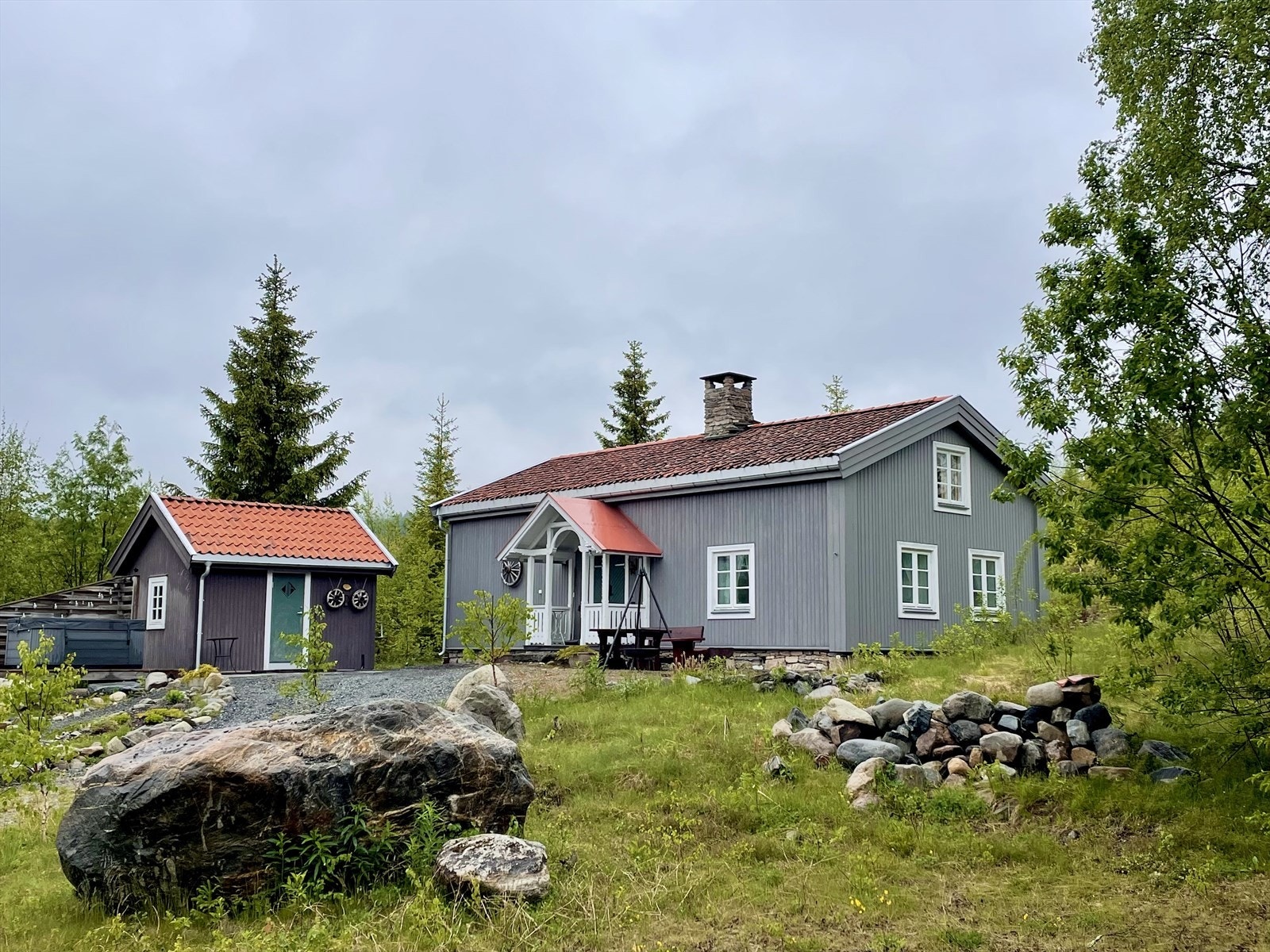 Velkommen til Ringsjøvegen 116! Flott hytte samt uthus og platting med spabad. Galleribilde