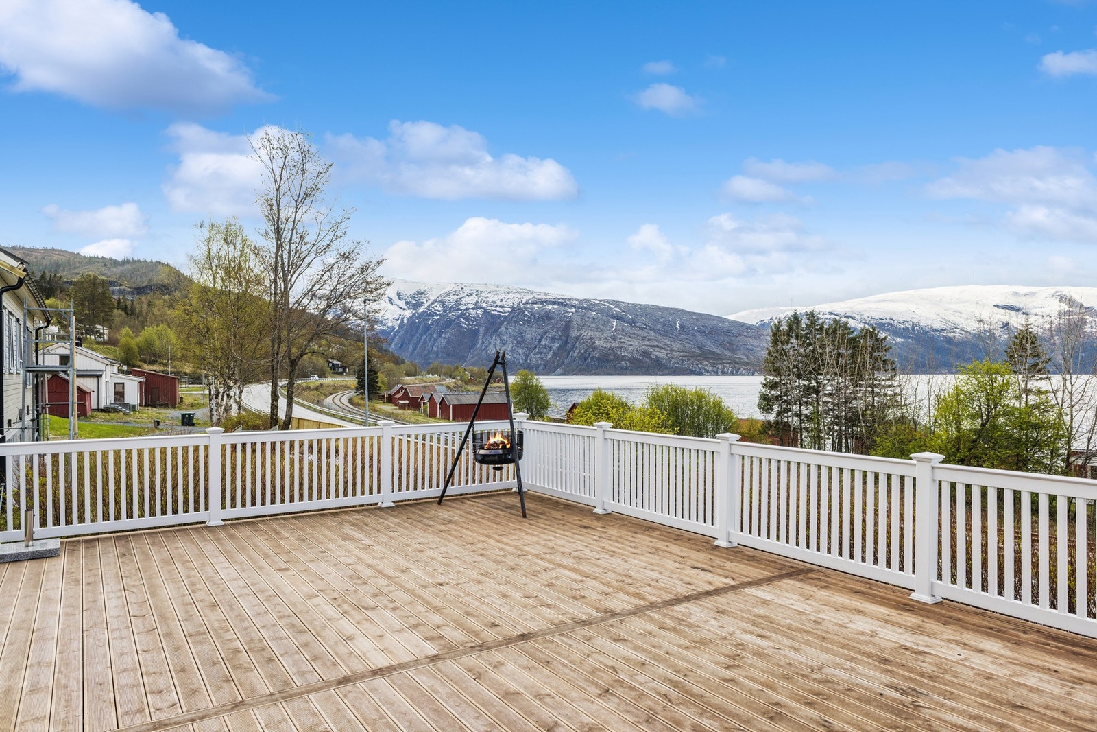 Uteplassen utgjør nærmere 50 m² med en helt fantastisk utsikt mot fjord og fjell. Galleribilde