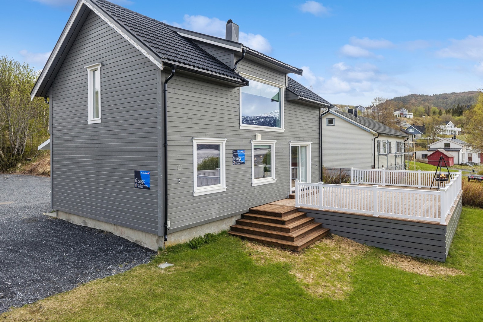 Boligen er oppført i 1936 og er vesentlig oppgradert, blant annet med nytt tak, vinduer og kledning på et par vegger i 2020. Galleribilde
