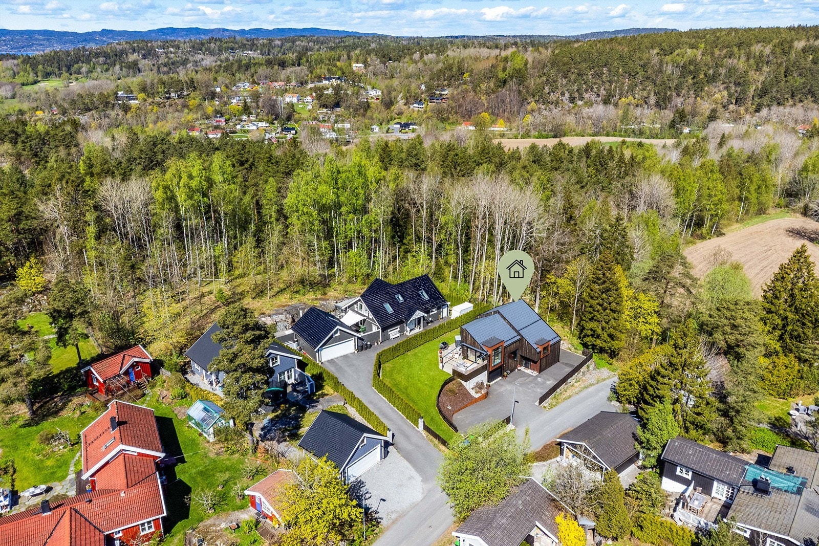 Boligen ble oppført i 2020 og er tegnet for nettopp denne tomten, med egenartet arkitektur som skiller seg positivt ut i mengden.
Fotograf; Børge Oppegård. Galleribilde