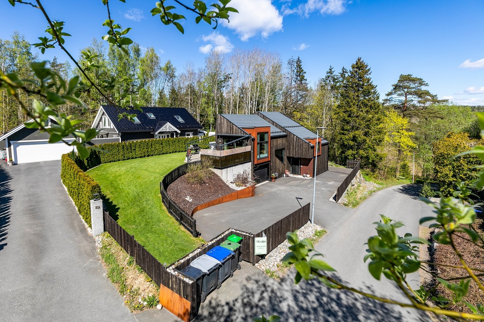 Boligen ble oppført i 2020 og er tegnet for nettopp denne tomten, med egenartet arkitektur som skiller seg positivt ut i mengden. Fotograf; Børge Oppegård. Galleribilde