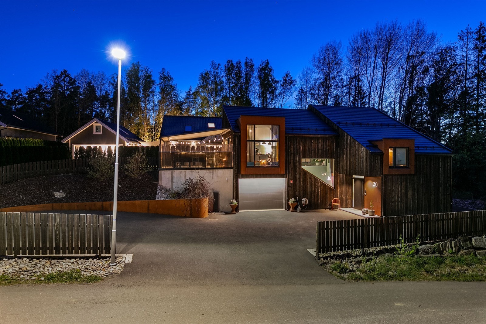 Fasaden har stående kledning fra Møre Royal, med ulik dybde og bredde på bordene samt skjulte skruer. Galleribilde