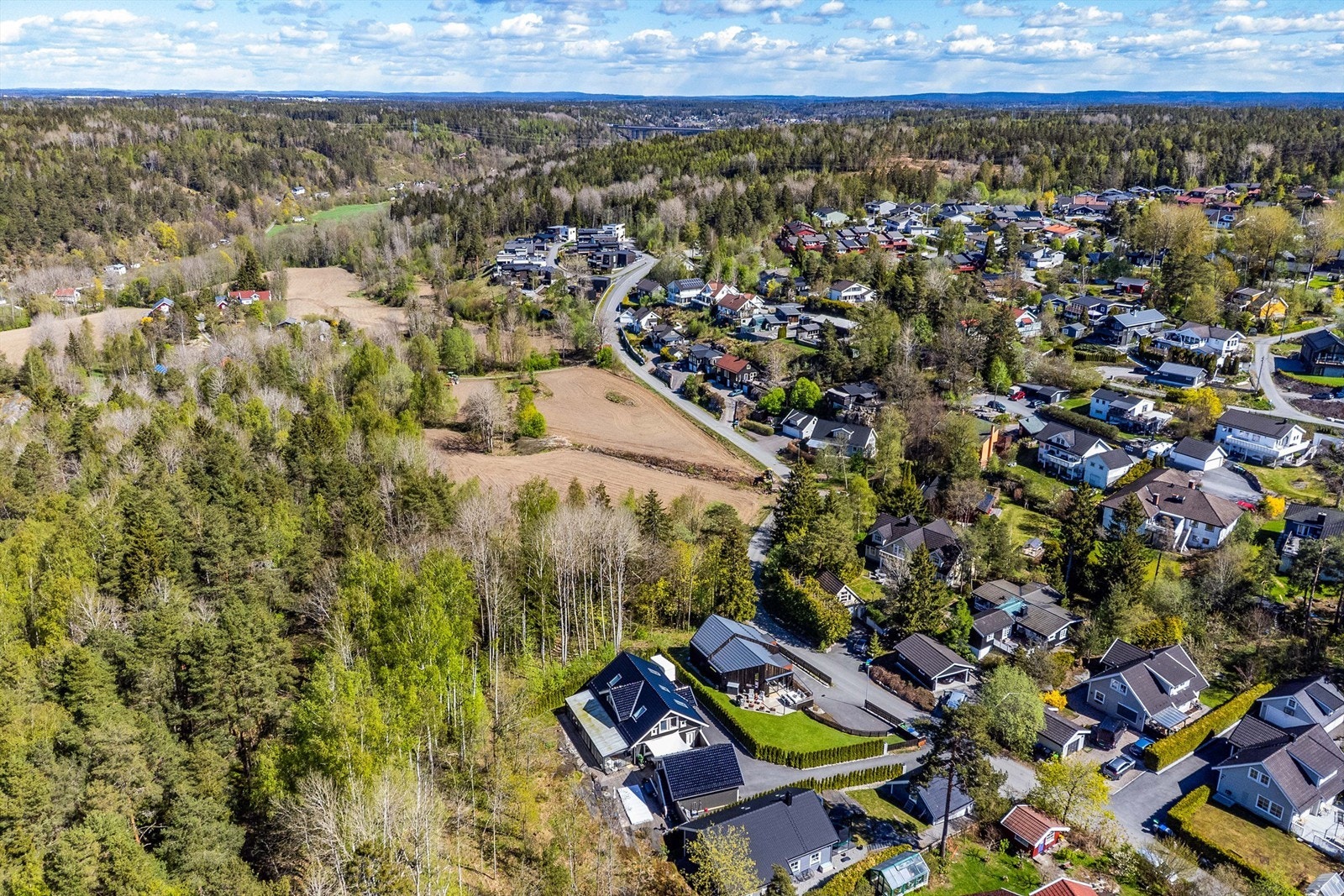 Blant den veletablerte boligbebyggelsen ellers på Strømbråten er denne boligen et ungt og moderne innslag. Galleribilde