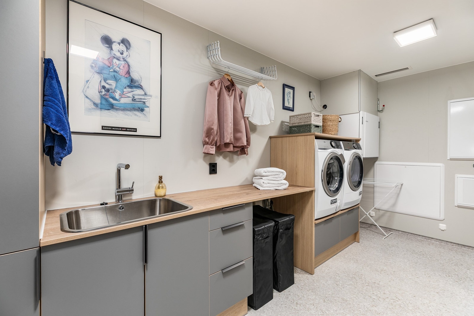 Vaskerommet er meget praktisk og av generøs størrelse til formålet. Innredningen er fra JKE Design. Galleribilde