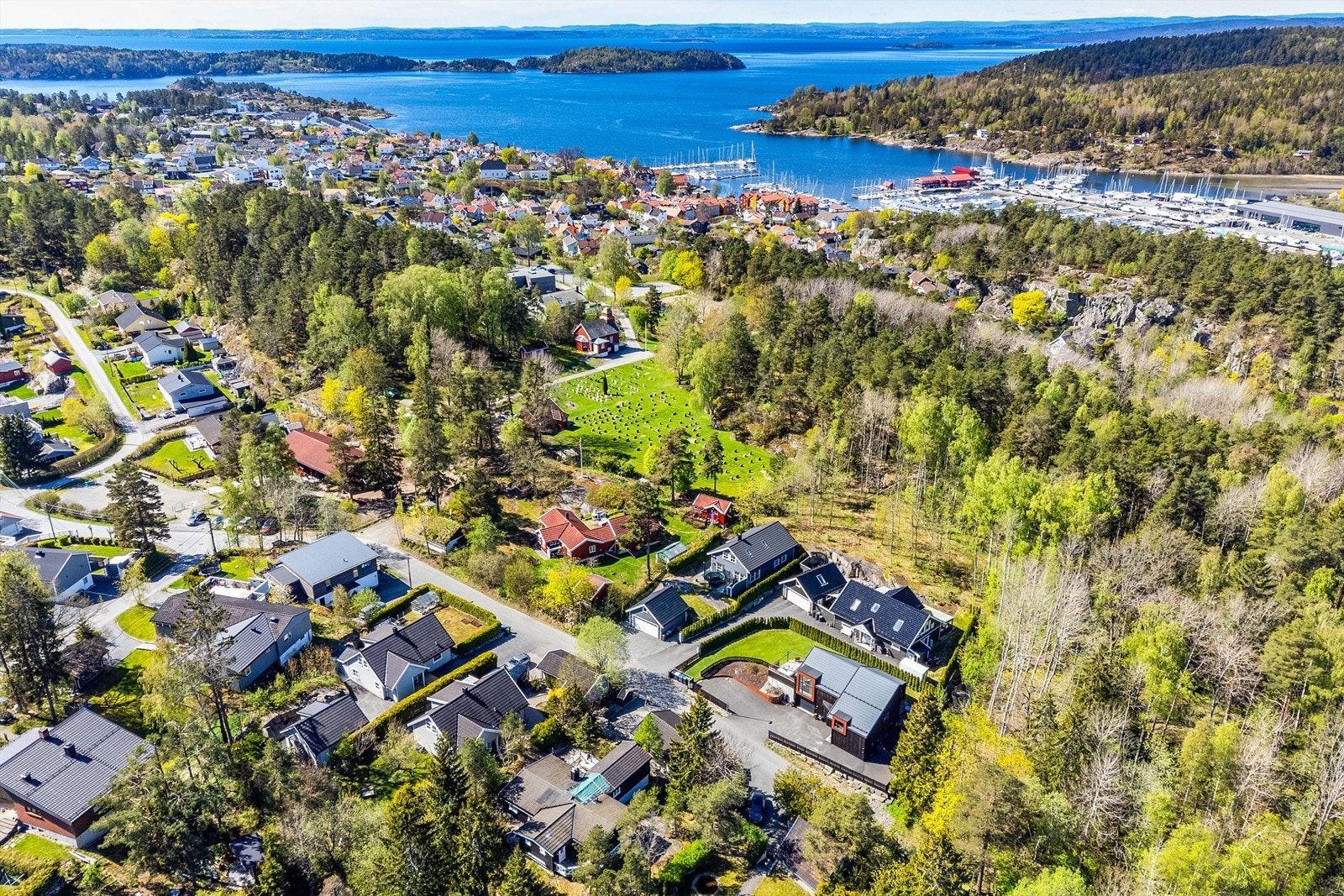 Til sjøen og sjarmerende Son sentrum er det gangavstand, korteste vei er på sti gjennom skogen bak boligen. Galleribilde