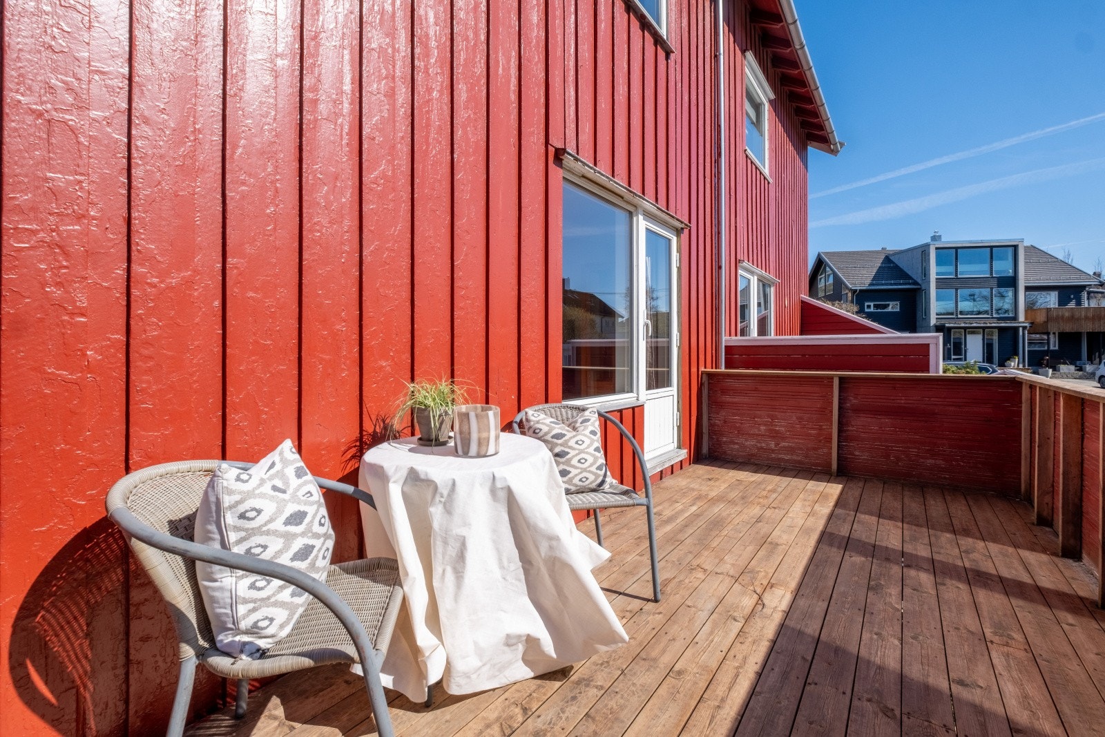 Terrasse mot sør har gode solforhold og godt med plass til sittegruppe og grill. Galleribilde