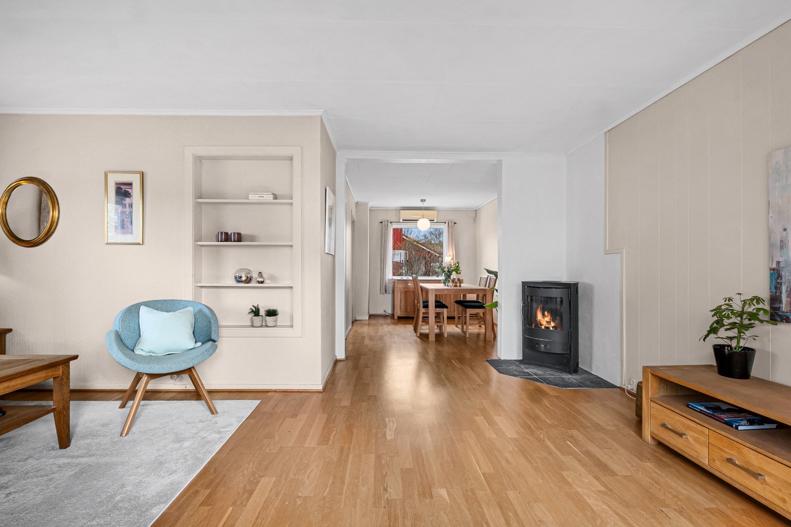 Stuen fremstår som lys og romslig med store vindusflater som slipper inn rikelig med naturlig lys og skaper en luftig og innbydende atmosfære. Galleribilde