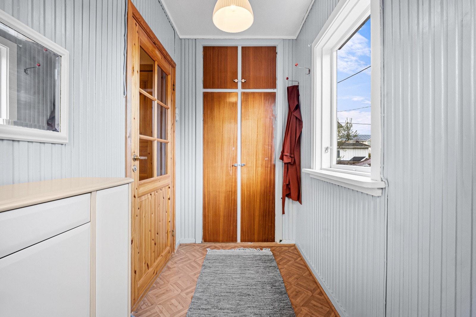 I entréen er det også plassbygget garderobeskap. Galleribilde