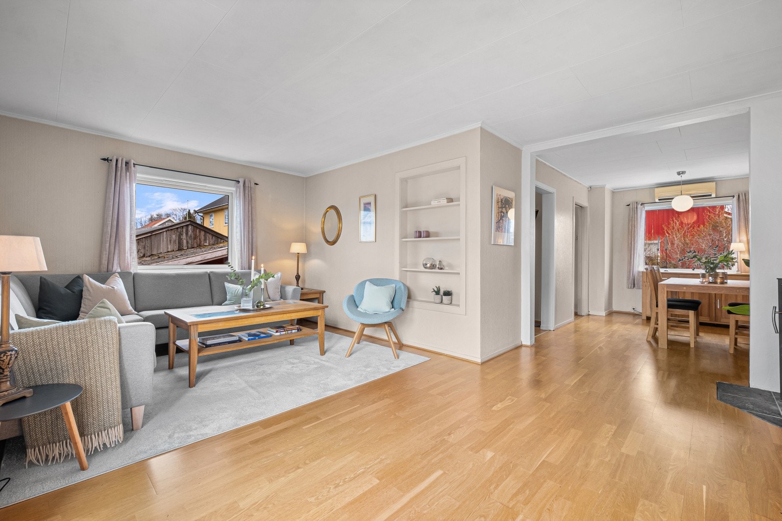 Stuen er av god størrelse med hyggelig sofakrok og plass til spisbord mot kjøkken. Fra stuen er det utgang til en romslig terrasse. Galleribilde