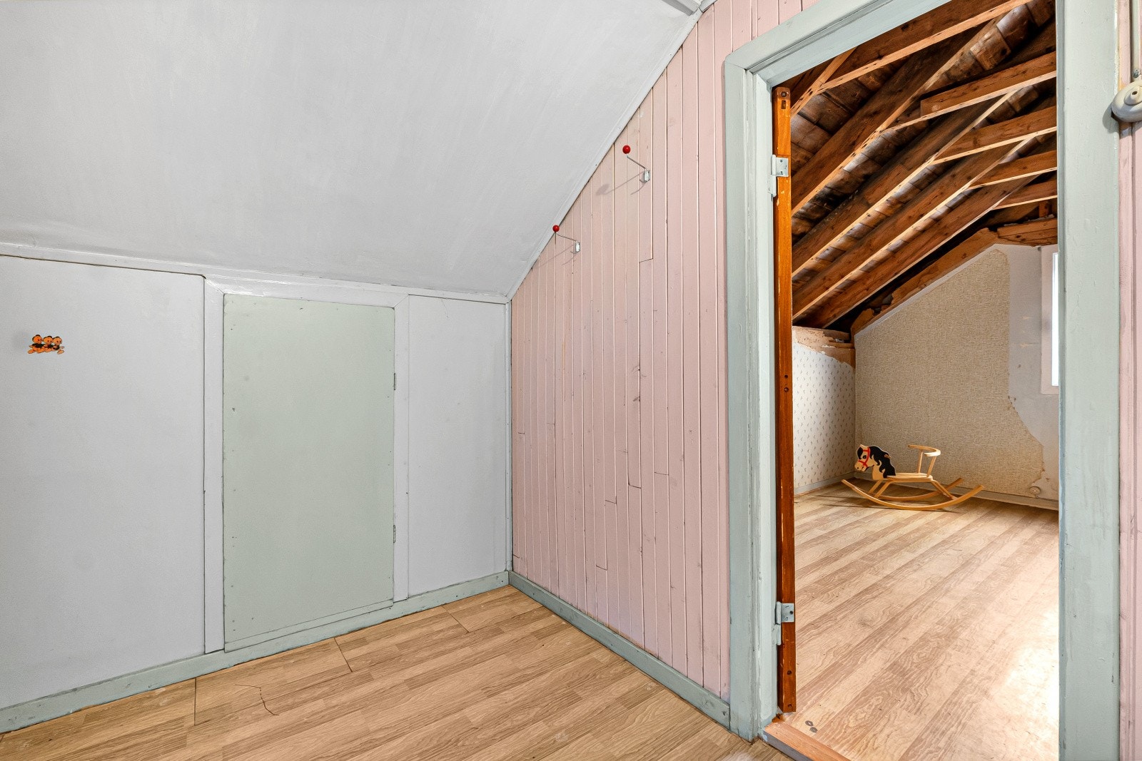 Loftet er romslig og byr på svært gode oppbevaringsmuligheter. Galleribilde