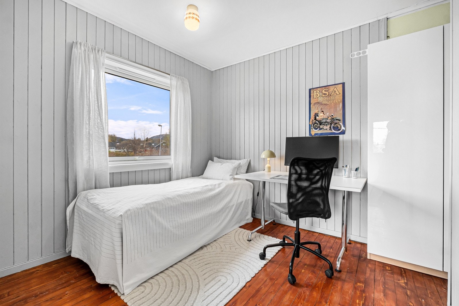 Dette soverommet er innredet med seng og skrivebord og egner seg godt som gjesterom, barnerom eller kontor. Galleribilde