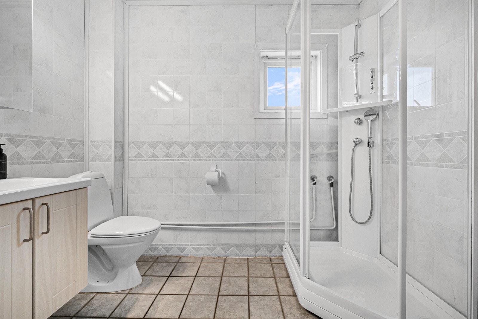 Badet har baderomsplater på vegger og flislagt gulv med varmekabler. Galleribilde