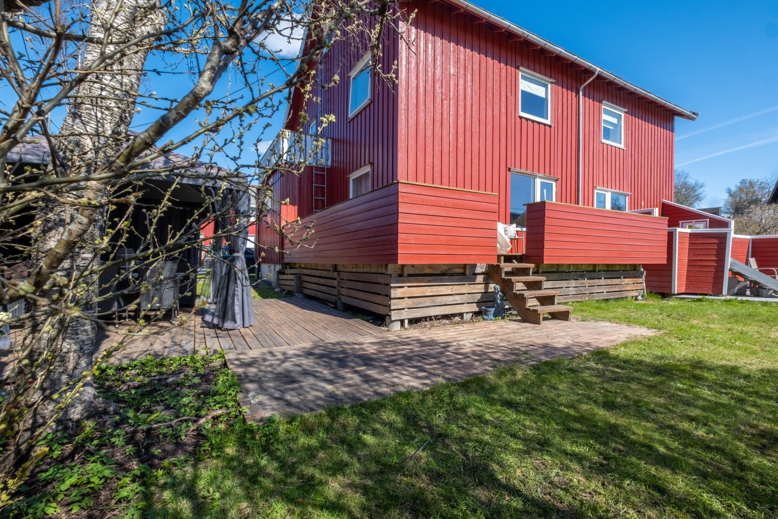 Boligen ligger skjermet og fint til med gode sol- og lysforhold, og har stor terrasse og plen med boltreplass. Galleribilde