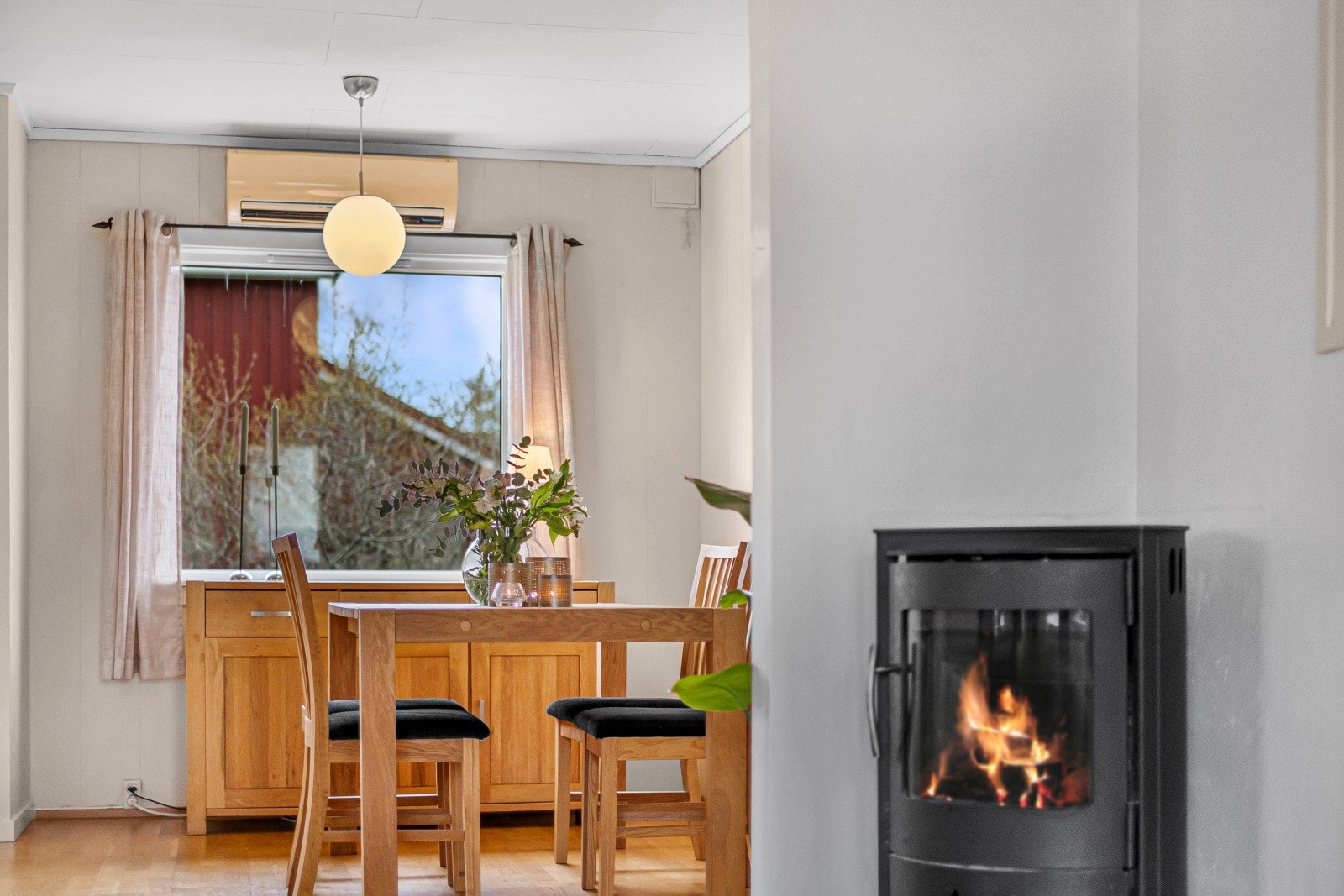 I stuen er det installert både varmepumpe og ildsted som sørger for behagelig oppvarming og ekstra hygge gjennom året. Galleribilde