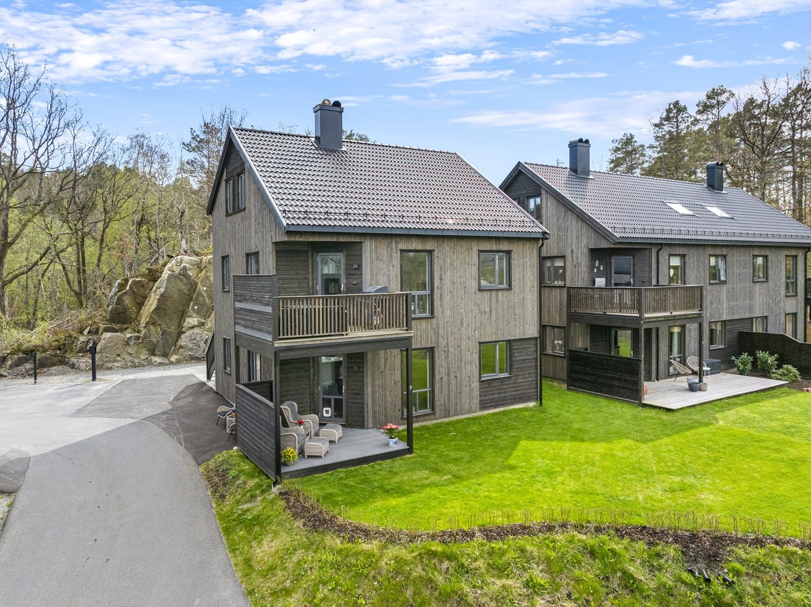 Her har vi for salg en tomannsbolig fra 2023 med et moderne uttrykk med gode uteplasser og grøntareal. Boligen som selges ligger i 1. etasje med markterrasse og videre utgang til hage med plen som kun disponeres av boligen som selges. Galleribilde