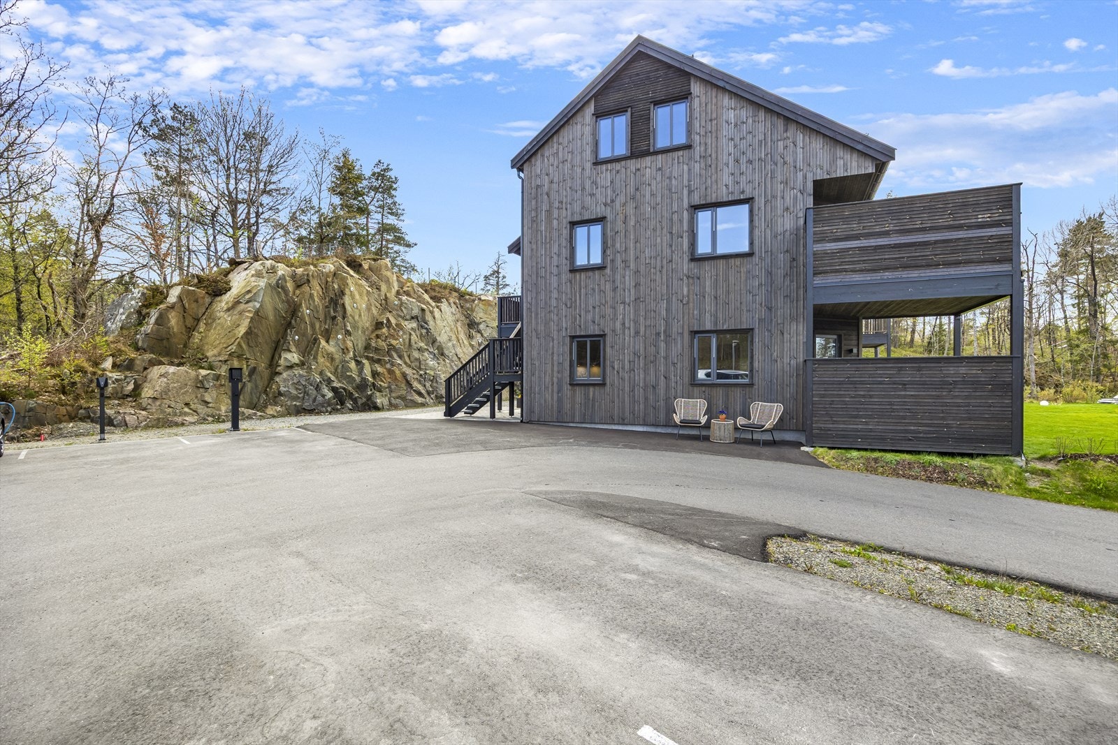 Boligen ligger i et område med asfaltert adkomst og parkeringsmuligheter. Nåværende eier har en sittegruppe på asfaltert område, hvor morgenkaffen kan nytes. Galleribilde