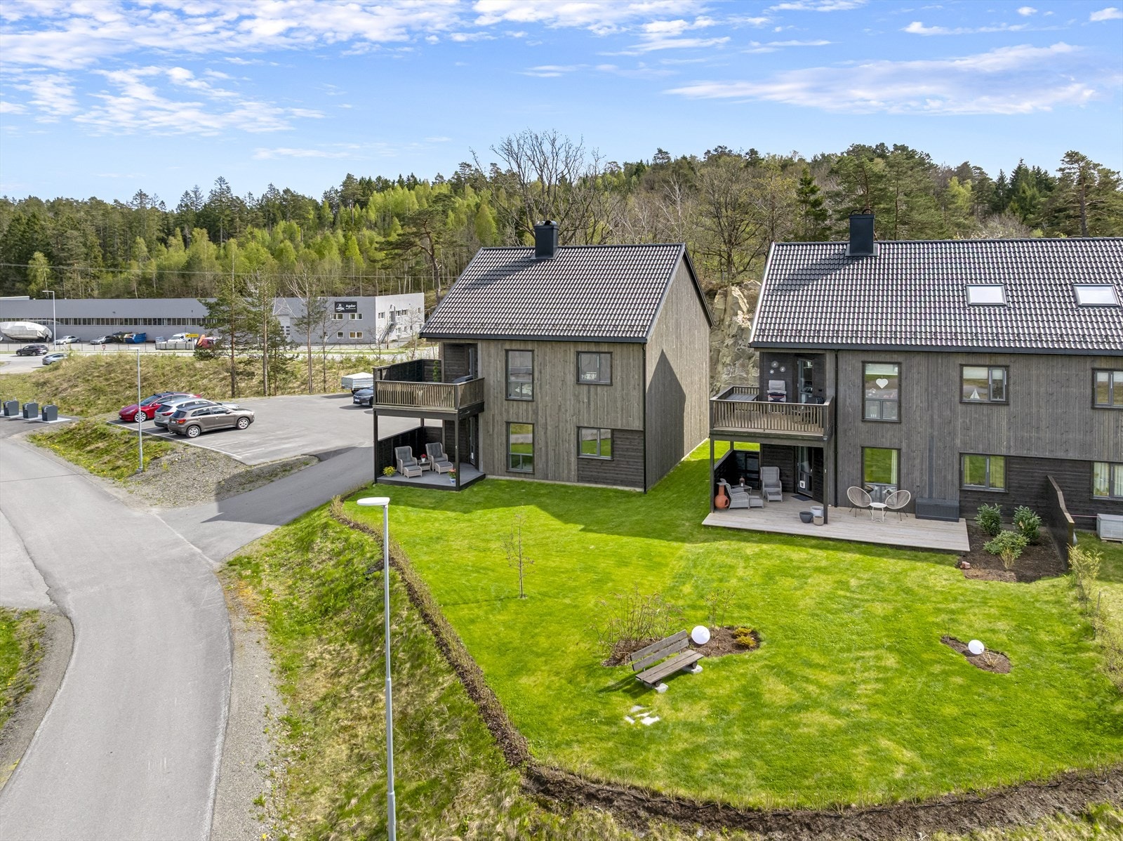 Boligen har en velholdt hage og uteplass, samt lett tilgang til parkeringsplass. Galleribilde