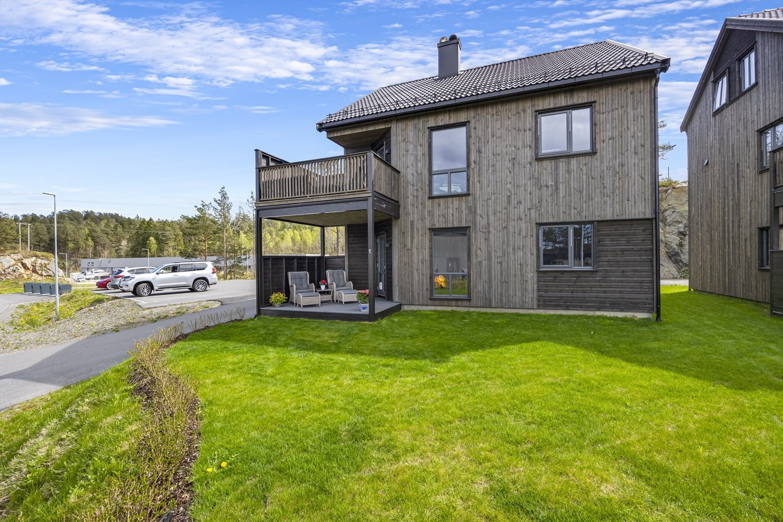 Hagen tilhørende boligen er pent opparbeidet med plen, hekk og markterrasse. Galleribilde
