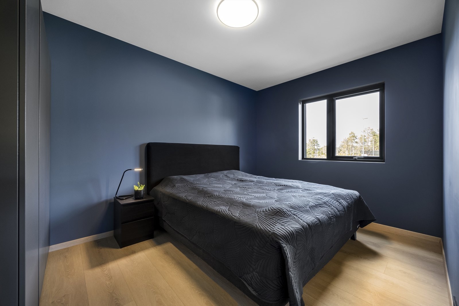 Hovedsoverom har plass til dobbeltseng og gir mulighet for effektiv møblering. Galleribilde