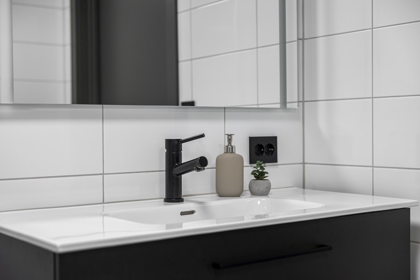 Servantinnredning med stilrent design og speilskap gir god oppbevaringsplass og funksjonalitet. Galleribilde