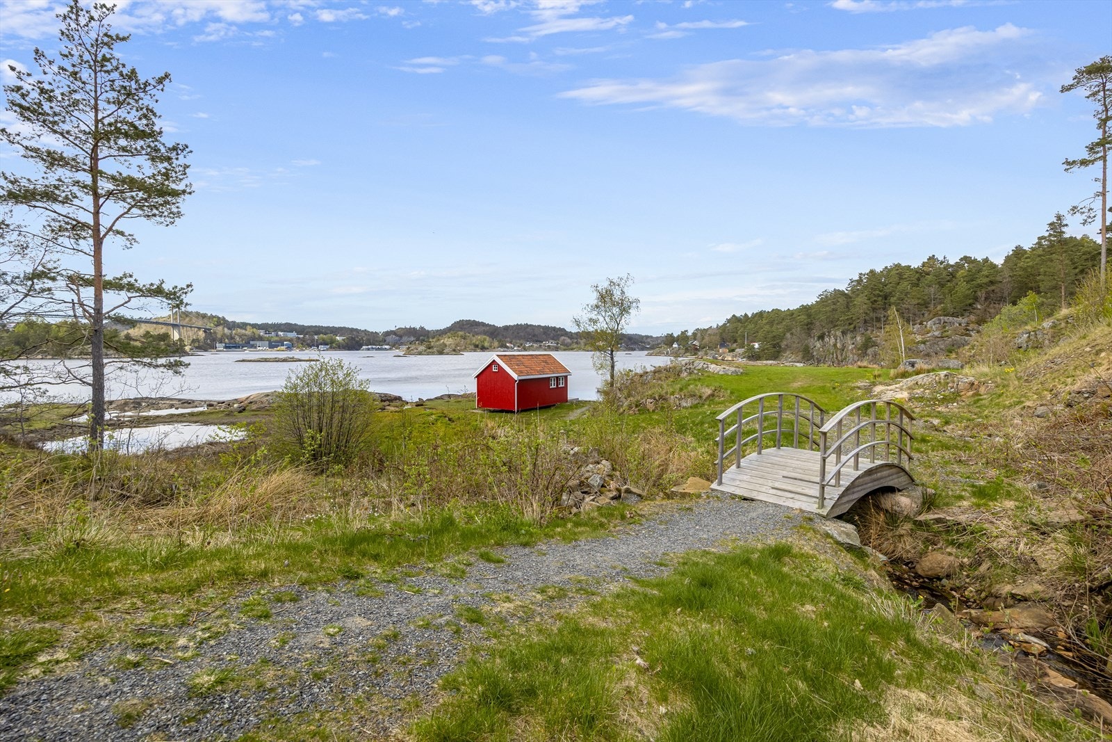 Uteområdet har en idyllisk sti som leder ned mot sjøen. Galleribilde
