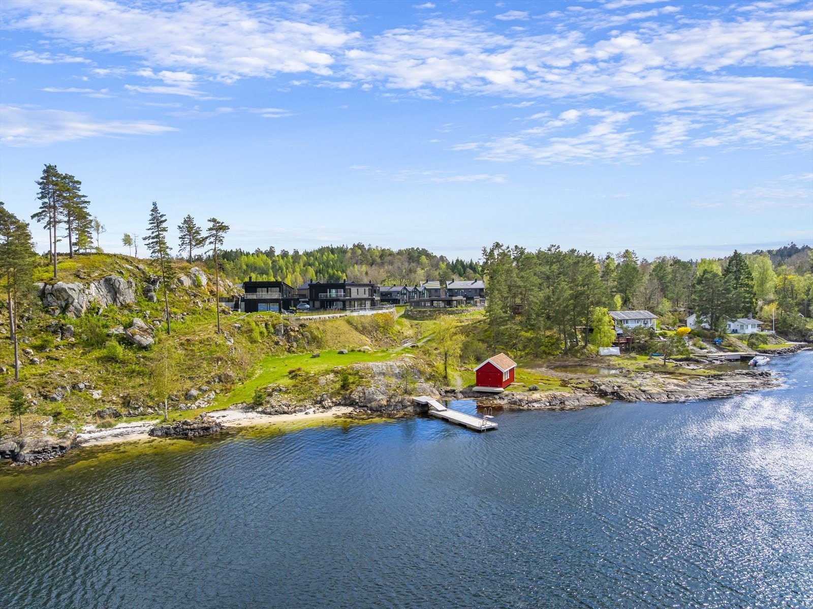 Sjønært beliggende med flotte tur- og bademuligheter. Galleribilde