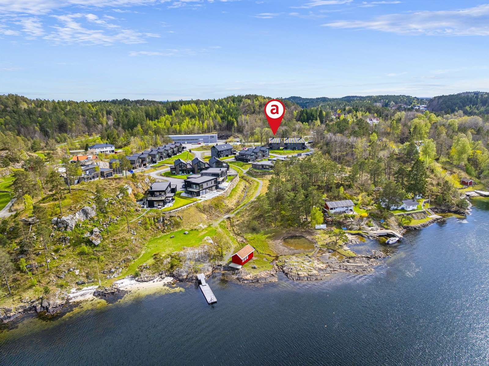Velkommen til Rørendal Strandvei 10 presentert av Martine Strand i Aktiv Eiendomsmegling. Fotograf: Hallvard Rimereit Galleribilde