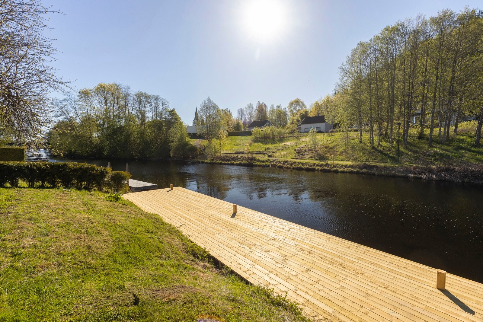 Eiendommen skråner vakkert ned mot idylliske Herreelva, hvor det er etablert en ny og oppgradert brygge. Galleribilde