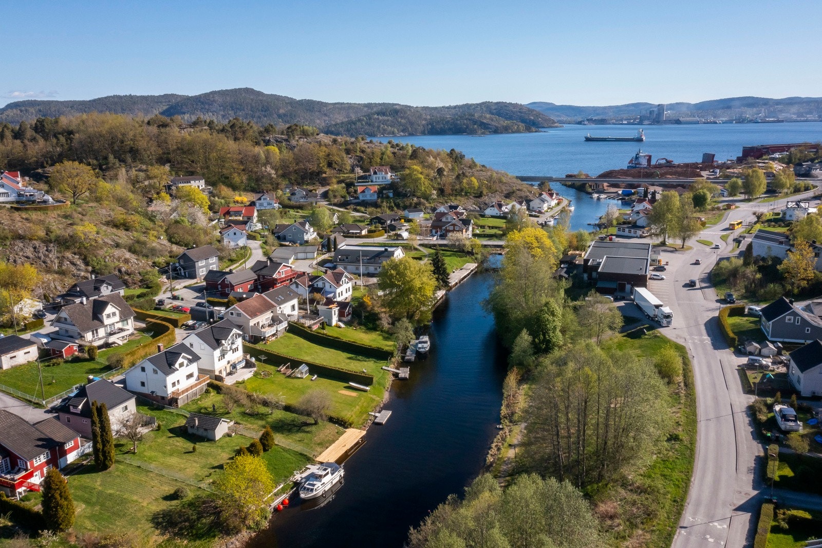 Eiendommen har sydøstvendt beliggenhet med gode solforhold, stor usjenert hage, veranda og helt ny brygge langs Herreelva med strandlinje og forbindelse til Frierfjorden, Brevik og Langesundsfjorden. Galleribilde