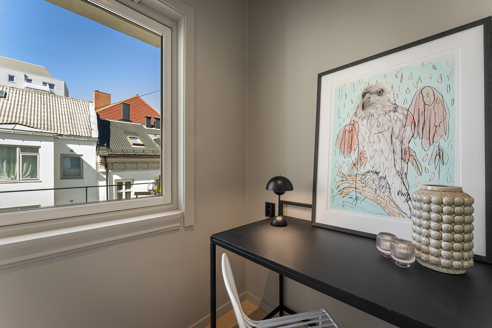 Lyst og hyggelig rom med stort vindu Galleribilde