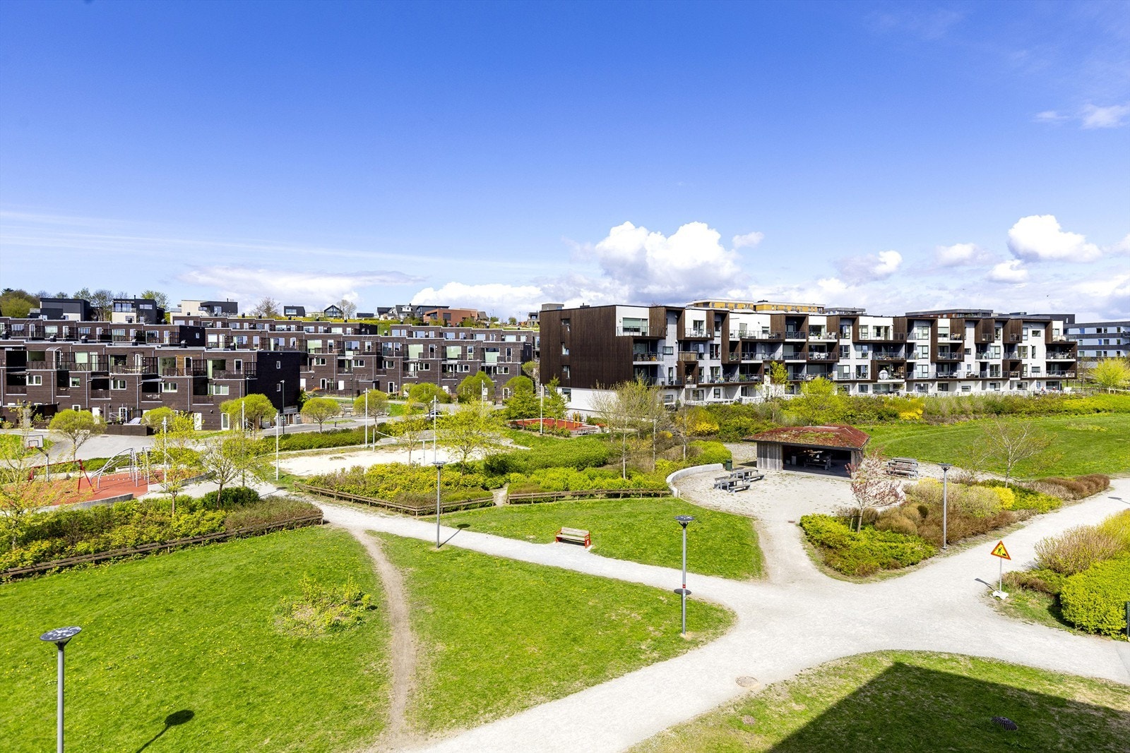 Fra hovedveien er det gode bussforbindelser med hyppige avganger til sentrum, Dusavik og Randaberg. Galleribilde