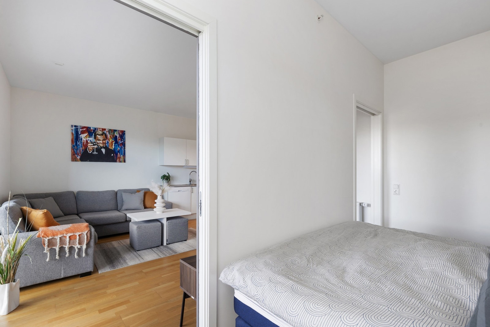 Den åpne løsningen mot stuen gir en følelse av romslighet, selv med døren åpen. Galleribilde