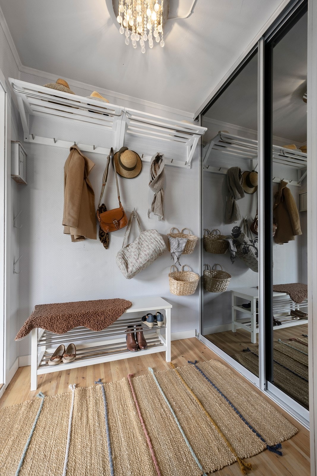 Vindfang med skyvedørsgarderobe Galleribilde