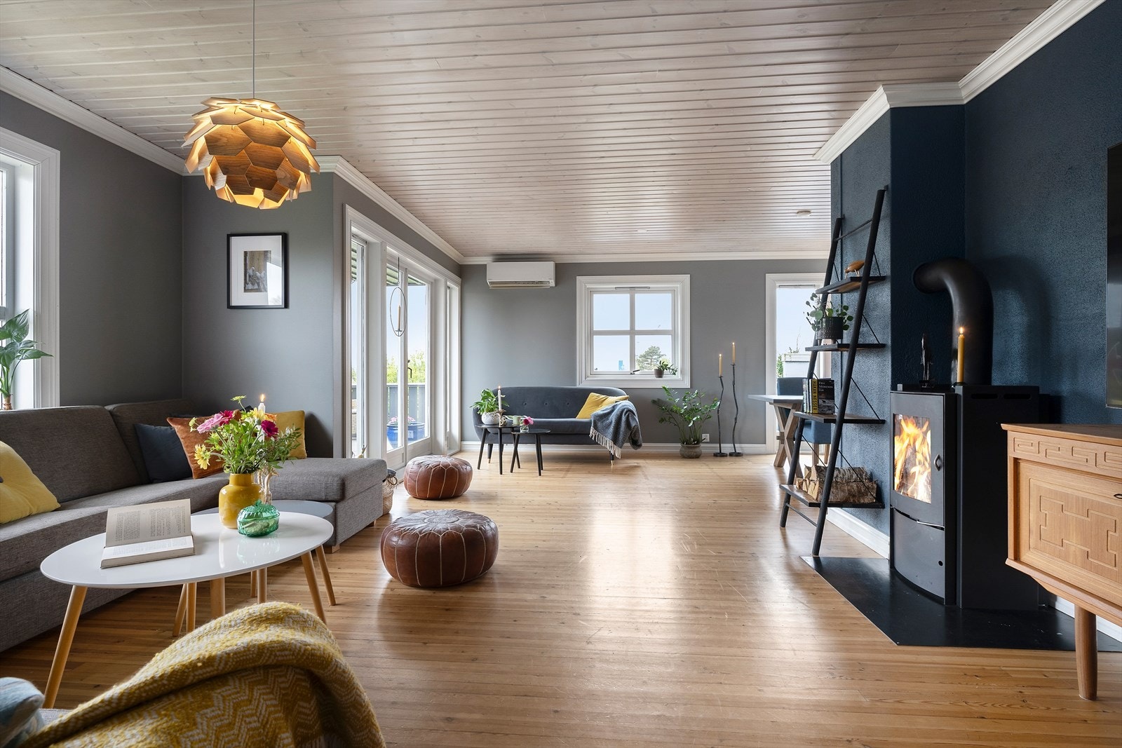 Stue med plass til flere sittegrupper Galleribilde