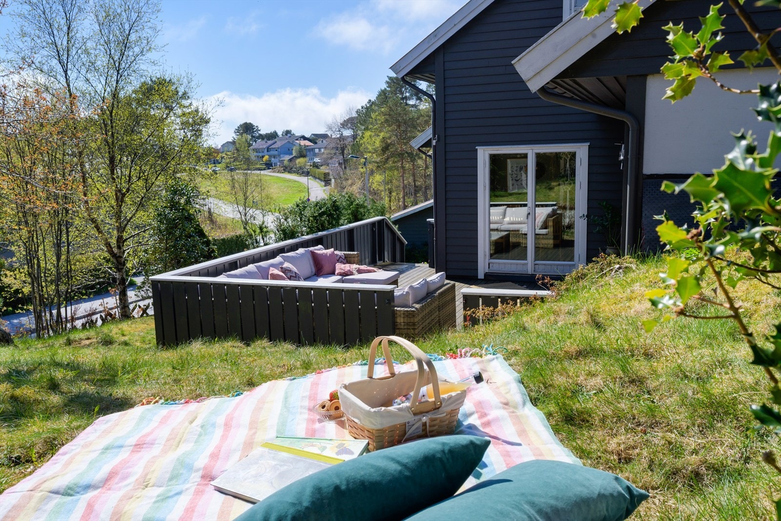 Piknik i hagen bak huset. Galleribilde