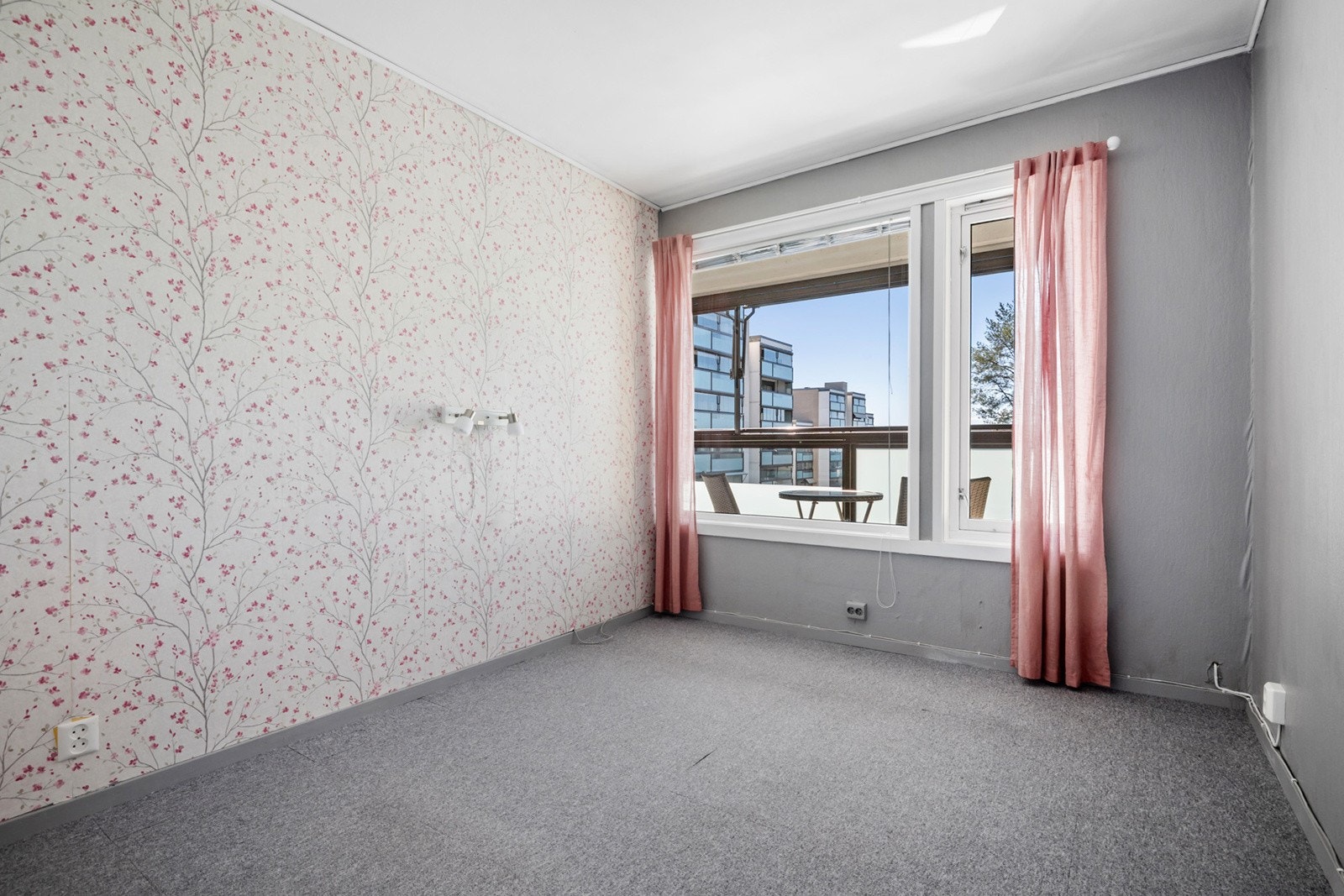 Hovedsoverom med god plass til dobbeltseng og nattbord. Galleribilde