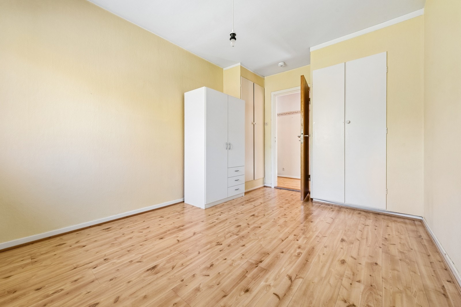 Leiligheten har et romslig soverom med praktisk innebygde garderobeskap, samt et frittstående garderobeskap. Galleribilde