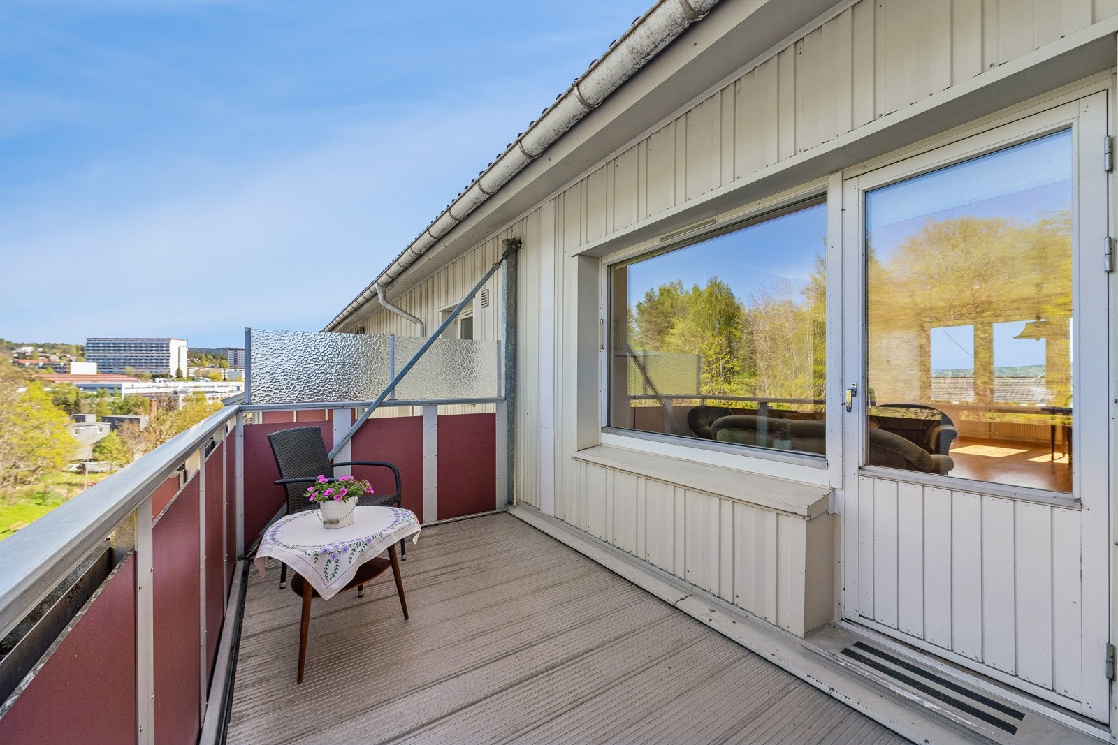OBOS Eiendomsmeglere ved Guro S. Røysi har gleden av å presentere en lys og stor 2-roms med flott balkong på ca. 8 kvm Galleribilde