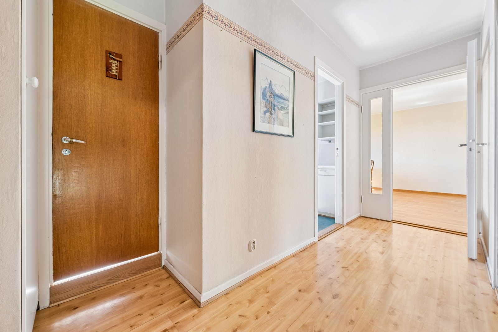 Romslig entre med plass til å henge fra seg yttertøy og sette fra deg sko. Galleribilde