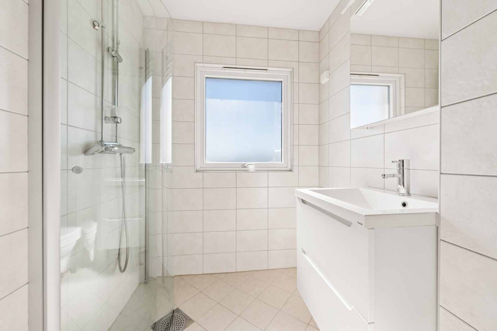 Pent flislagt bad rehabilitert i regi av borettslaget i 2018. Badet har varme i gulvet og opplegg til vaskemaskin. Galleribilde