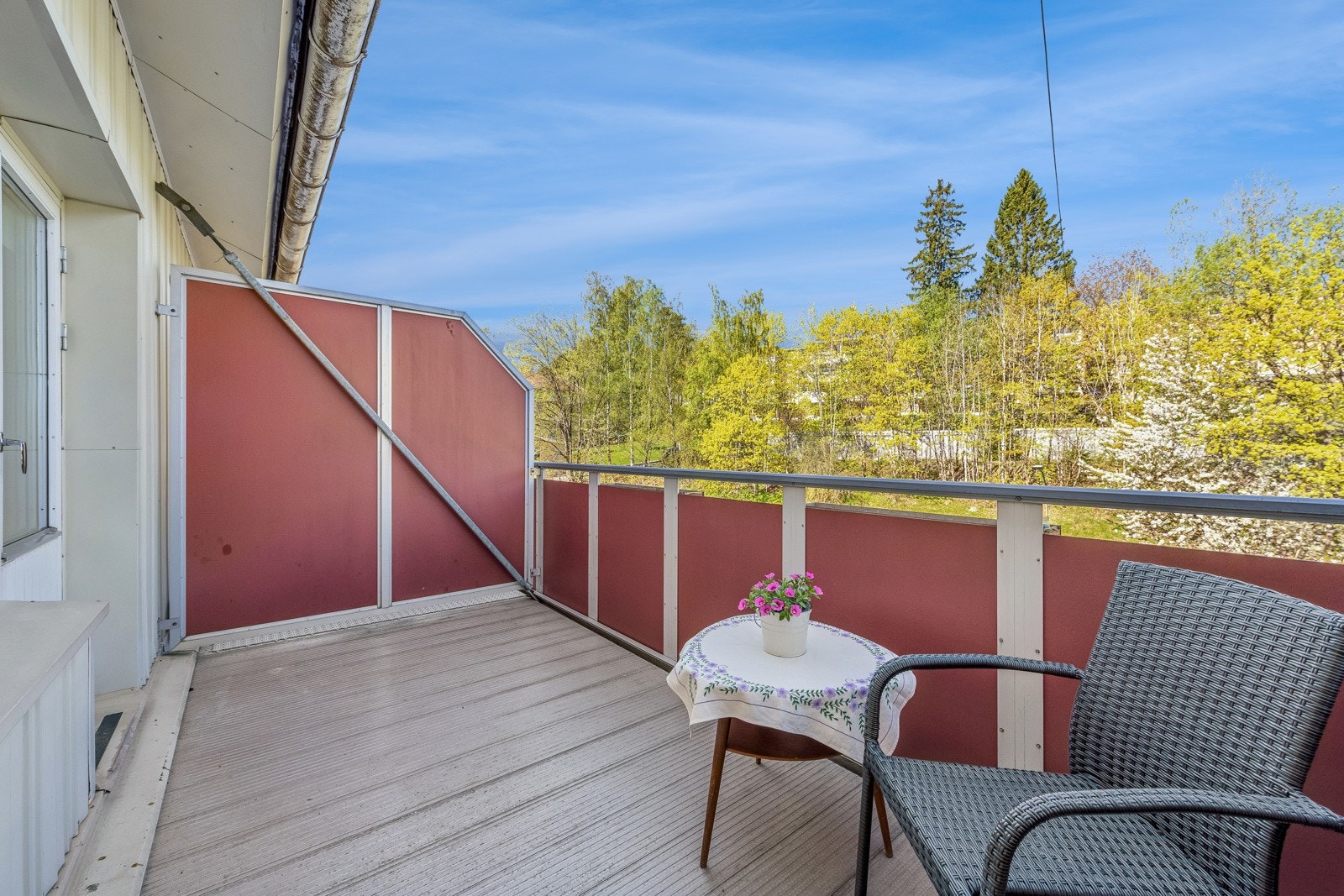 Her er det god plass til utemøbler og grill.I borettslaget er det lov med elektrisk eller gassgrill. Galleribilde