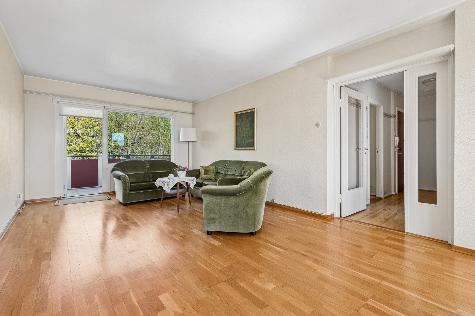 Stor og åpen stue med god plass til både sittegruppe og spisebord. Galleribilde