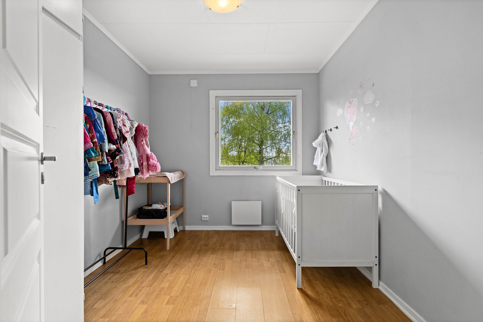 Lyst og fint soverom med god plass til seng Galleribilde